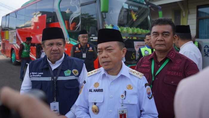 gubernur-jambi-al-haris-usai-melepas-calon-jemaah-haji-1747484417744_169