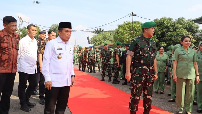 gubernur-jambi-al-haris-saat-sambut-kedatangan-prajurit-tni-dari-papua-ke-jambi-1780663064345_169